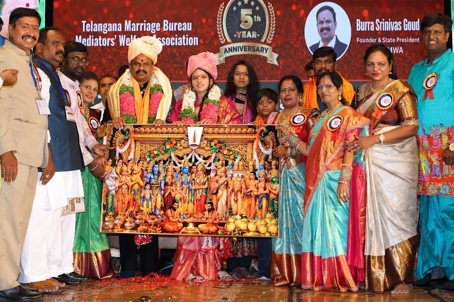 The wedding anniversary of Burra Srinivas Goud—Founder and President of the Telangana Marriage Bureau Mediators Welfare Association—and his wife, Manjula, was celebrated with great grandeur. During the celebrations held at Ravindra Bharathi to mark the 5th anniversary of the TMBMWA, the couple, Burra Srinivas Goud and Manjula, was felicitated with high honors under the aegis of the MS Team. Several prominent personalities and members of the association extended their best wishes to the couple.